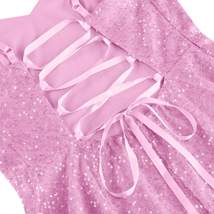 Detail eines rosa Paillettenkleides mit gekreuzter Schnürung am Rücken und Satinschleife