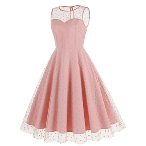 Détail de robe trapèze rose vintage avec cœurs brodés et décolleté en tulle transparent