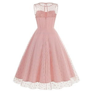 Détail du dos de la robe en tulle rose à cœurs avec zip et bouton perlé