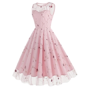 Détail de la robe en tulle rose avec broderie florale délicate et col rond vintage