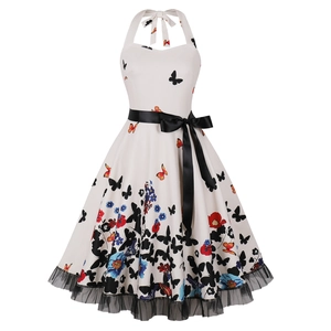 Dettaglio dell'abito halter vintage con stampa a farfalla e orlo in rete nera cucito