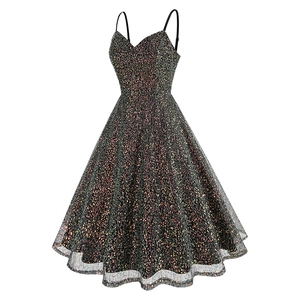 Detailansicht bunter Pailletten und Netzschichten auf einem schwarzen Vintage-Kleid