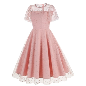 Gros plan sur la robe en tulle rose avec motifs de cœurs et manches volantées élégantes