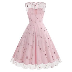 Détail du dos de la robe rose sans manches avec broderie florale et fermeture éclair