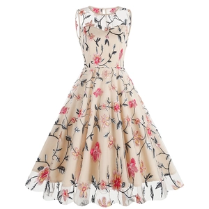 Détail de la broderie florale et de l'empiècement en résille sur la robe vintage