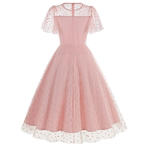 Détail du tissu en maille rose avec motifs de cœur et textures veloutées sur la robe