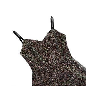 Detail verstellbarer Träger und schimmernder bunter Pailletten auf einem V-Ausschnitt Kleid