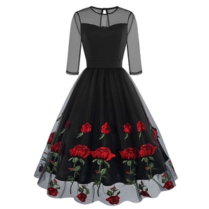 Robe évasée noire rétro avec broderie rose, col en maille et manches trois-quarts