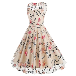 Détail de la broderie florale complexe sur la robe vintage en tulle mesh beige
