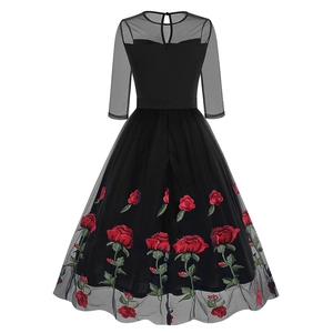 Détail de la broderie rose rouge sur jupe en tulle noir avec silhouette trapèze rétro élégante