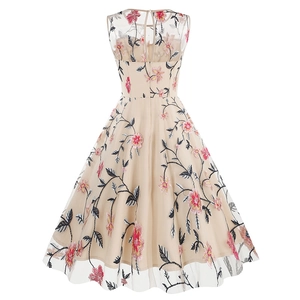 Détails de la broderie florale complexe et du tissu en maille sur la robe vintage