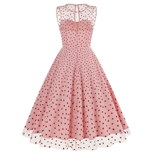 Détail de la robe vintage rose des années 50 avec broderie cœur en tulle et zip au dos