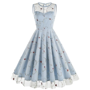 Robe vintage 1950 sans manches bleu clair en mesh avec broderie florale et coupe trapèze