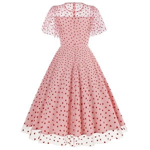 Détail du col en mesh transparent et des motifs de cœurs rouges sur cette robe rose