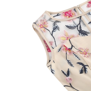 Détails de broderies florales élégantes et de tulle transparent sur une robe vintage