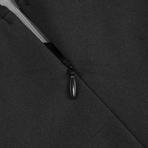 Vue macro de la fermeture éclair invisible sur la robe noire avec texture de tissu détaillée