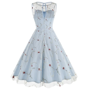 Détail du dos de la robe en tulle bleu clair avec broderies et fermeture éclair invisible