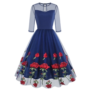 Robe rétro en mesh bleu marine avec broderie rose et silhouette trapèze élégante