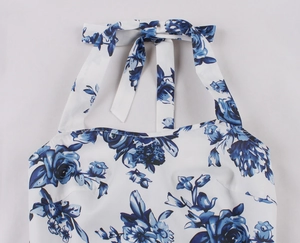 Dettaglio dello scollo all'americana vintage con stampa floreale blu e fiocco in nastro
