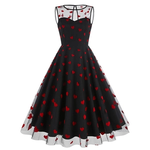 Robe vintage sans manches en tulle noir avec broderie cœur rouge et coupe trapèze