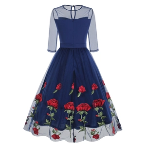 Détail du dos d'une robe en tulle bleu marine avec broderie florale de roses rouges