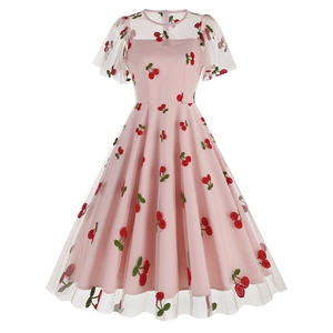 Détail de la broderie cerise sur le tulle rose de cette robe vintage cintrée