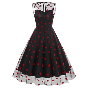 Vue arrière détaillée de robe vintage trapèze noire avec tulle brodé de cœurs rouges