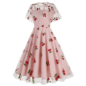 Détail de la robe en tulle rose avec broderie cerise rouge et manches bouffantes