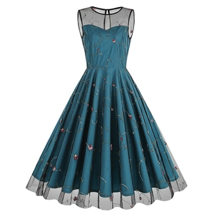 Robe vintage sans manches bleu paon des années 50 avec broderie et jupe trapèze