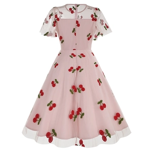 Détail du dos de la robe en tulle rose avec broderie cerises rouges et zip invisible