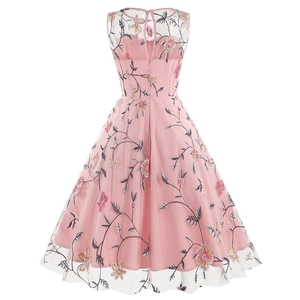 Détail de la robe vintage sans manches en tulle rose avec broderie florale 3D délicate