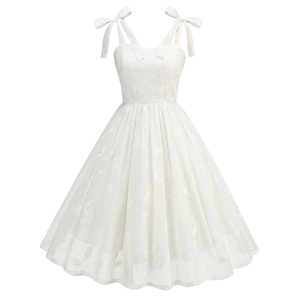 Weißes Cocktailkleid mit Blumenstickerei, verstellbaren Schleifenträgern und ausgestelltem Saum