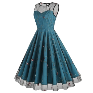 Détails de broderie de petites fleurs rouges et vignes dorées sur robe en tulle rétro