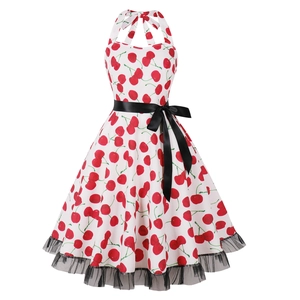 Dettaglio abito vintage halter con stampa ciliegie, nastro nero e orlo in rete mesh