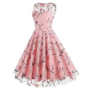Détail de broderie florale colorée sur robe vintage sans manches en tulle rose