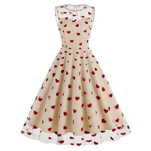 Détail de robe vintage années 50 sans manches avec broderie de cœurs rouges sur tulle