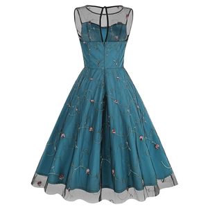 Broderie détaillée sur robe en tulle vintage avec motifs floraux et fermeture éclair cachée