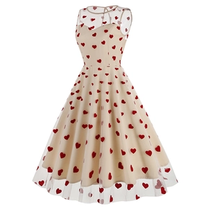 Détail d'une robe vintage années 50 sans manches en tulle avec broderies de cœurs rouges