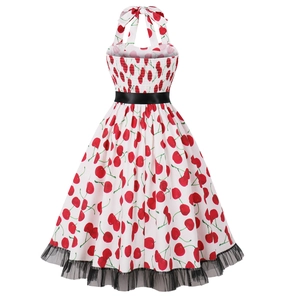 Dettaglio di un abito halter vintage anni '50 con stampa ciliegia e bordo in tulle nero