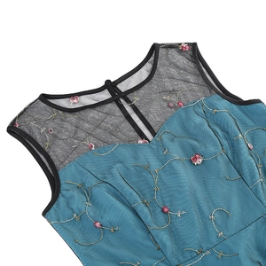 Vue détaillée de la robe vintage avec surpiqûres en résille et broderies florales délicates