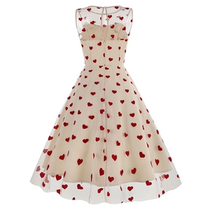 Détail d'une robe filet vintage années 50 avec cœurs rouges brodés sur doublure beige