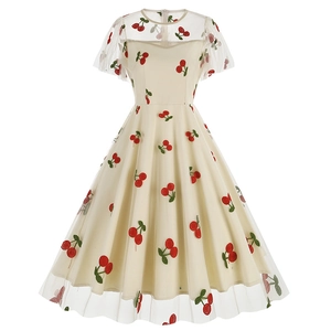 Robe midi vintage en tulle crème avec broderies de cerises rouges élégantes