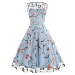 Détail du dos d'une robe sans manches en tulle avec broderie florale et zip invisible