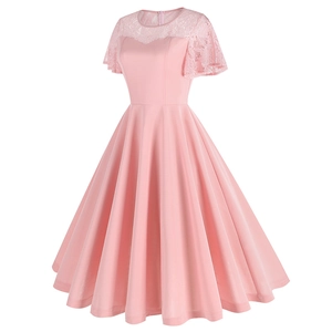 Détails de dentelle délicate et poignets à volants sur robe cocktail vintage rose trapèze