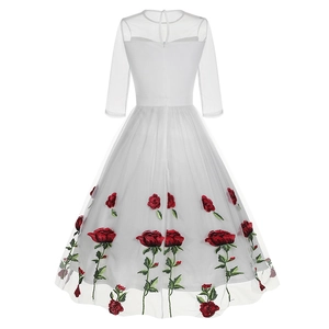 Robe blanche élégante en tulle avec broderie de roses vintage et col rond sur fond uni