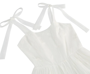 Detailansicht weißes Cocktailkleid mit Blattstickerei und Schleifen an den Trägern