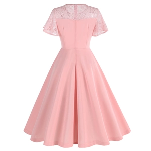 Détail de la robe cocktail rétro rose avec dentelle et fermeture éclair au dos