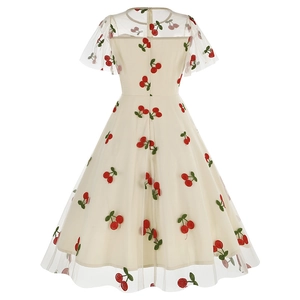 Vue détaillée des broderies cerises rouges sur robe vintage en tulle avec fermeture éclair