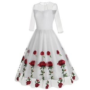 Détail de la broderie de roses rouges sur le tulle blanc de cette robe rétro vintage