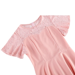 Détail d'une robe rose à col rond avec de délicates finitions en dentelle aux manches